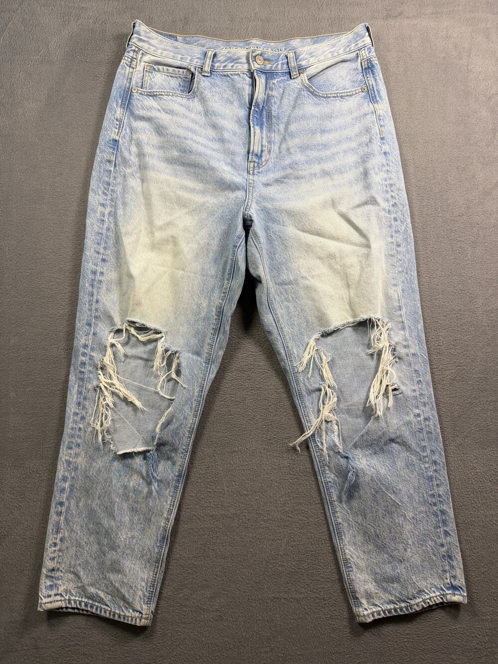 American Eagle Strigid Highest Rise Mom Jeans Light Wash Distressed Ripped 12